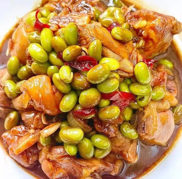 下饭菜丨毛豆烧鸡腿（真的pangpang香） 真的pangpang香。下饭菜丨毛豆烧鸡腿，很下饭的一道菜，鸡腿肉鲜嫩，毛豆软糯，汤汁浓郁，拌饭绝佳。 用料 ·